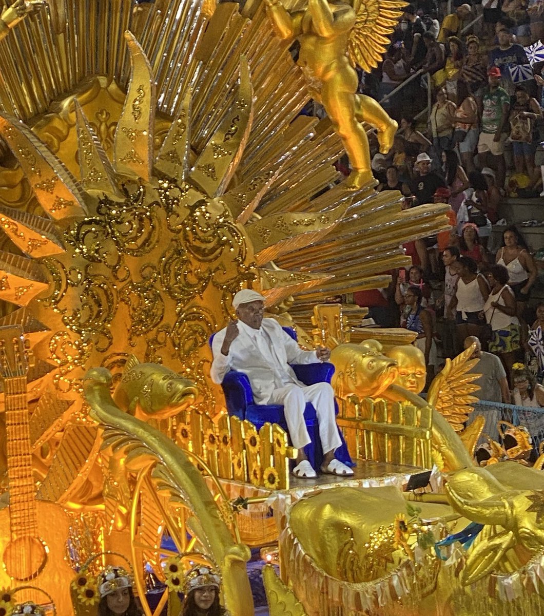 jornalnota's tweet image. Milton Nascimento do Brasil, a doçura e a potência da maior voz da música brasileira, sendo homenageado pela centenária Portela! ❤️

Um dia inesquecível! 💙🤍💙🤍
#globeleza