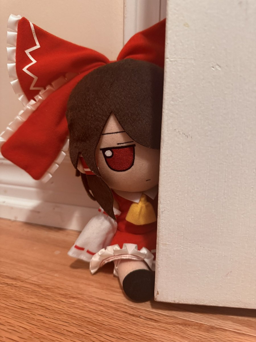 dailyreimu's tweet image. Peeking ᗜ_ᗜ 

#fumo #reimu #touhou #fumofumo #ふもふも