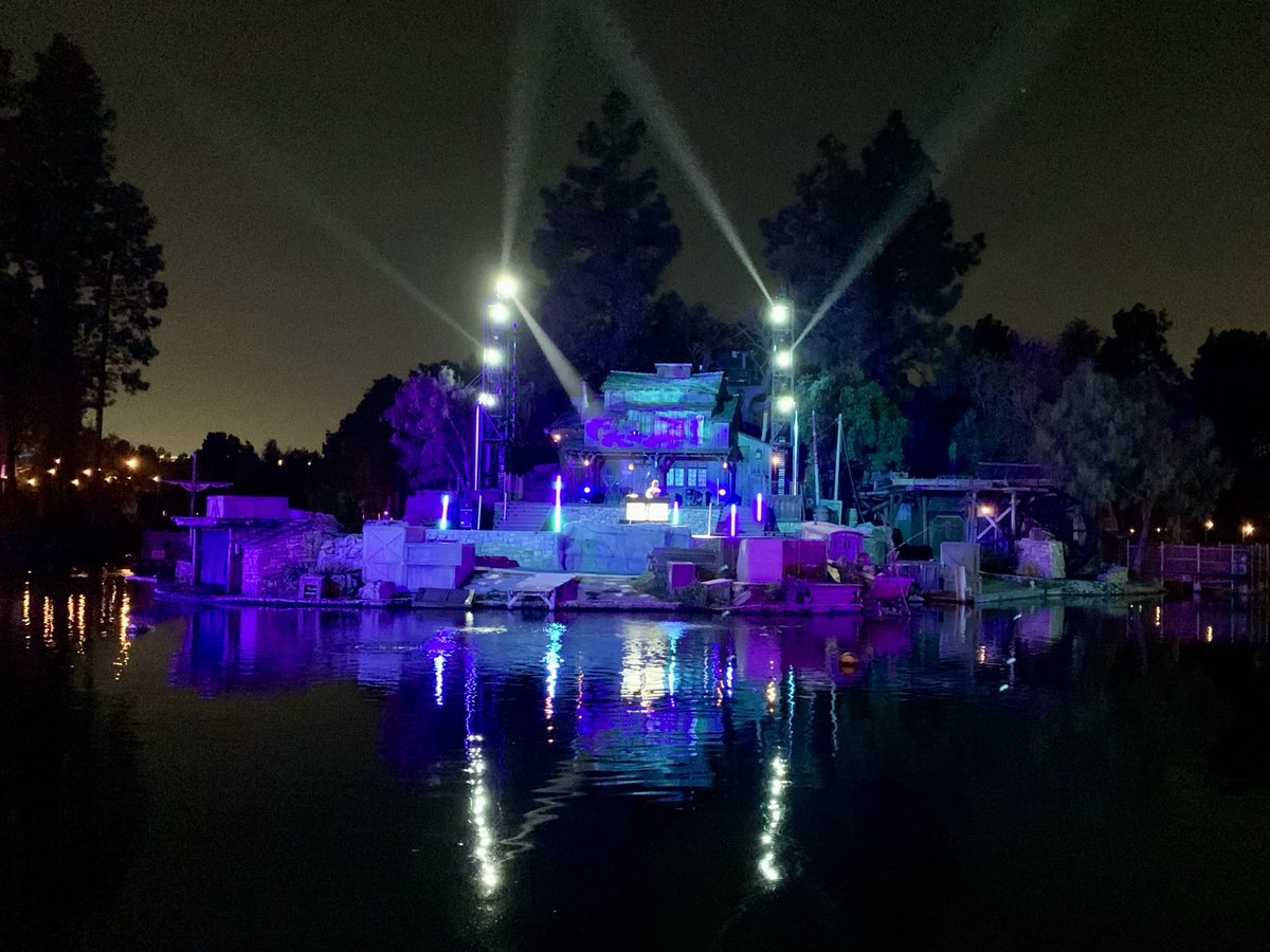 DAPs_Magic's tweet photo. Rivers of America has been transformed with music, lights and a live DJ during #Disneyland After Dark: 90s Nite.
#dapsmagiclive https://t.co/SbhEK5qWeq