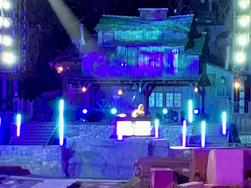 DAPs_Magic's tweet photo. Rivers of America has been transformed with music, lights and a live DJ during #Disneyland After Dark: 90s Nite.
#dapsmagiclive https://t.co/SbhEK5qWeq