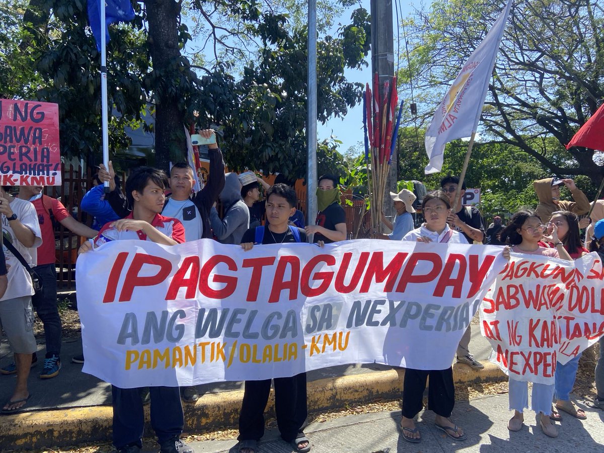 kilusangmayouno's tweet photo. 🚨🚨 STRIKE UPDATE 🚨🚨
🕑 3:45 PM

Magdadalawang oras na mula nang ikasa ng mga manggagawa ng Nexperia Philippines Inc. Workers Union-NAFLU-KMU ang kanilang welga.

Kasalukuyan nang tinatanggal ang pagkain sa canteen ng mga manggagawa, imbis na harapin sila ng management sa kanilang mga kahilingan.

Pero hindi matitinag ang mga manggagawa. Ang tindig natin: TULOY ANG WELGA!