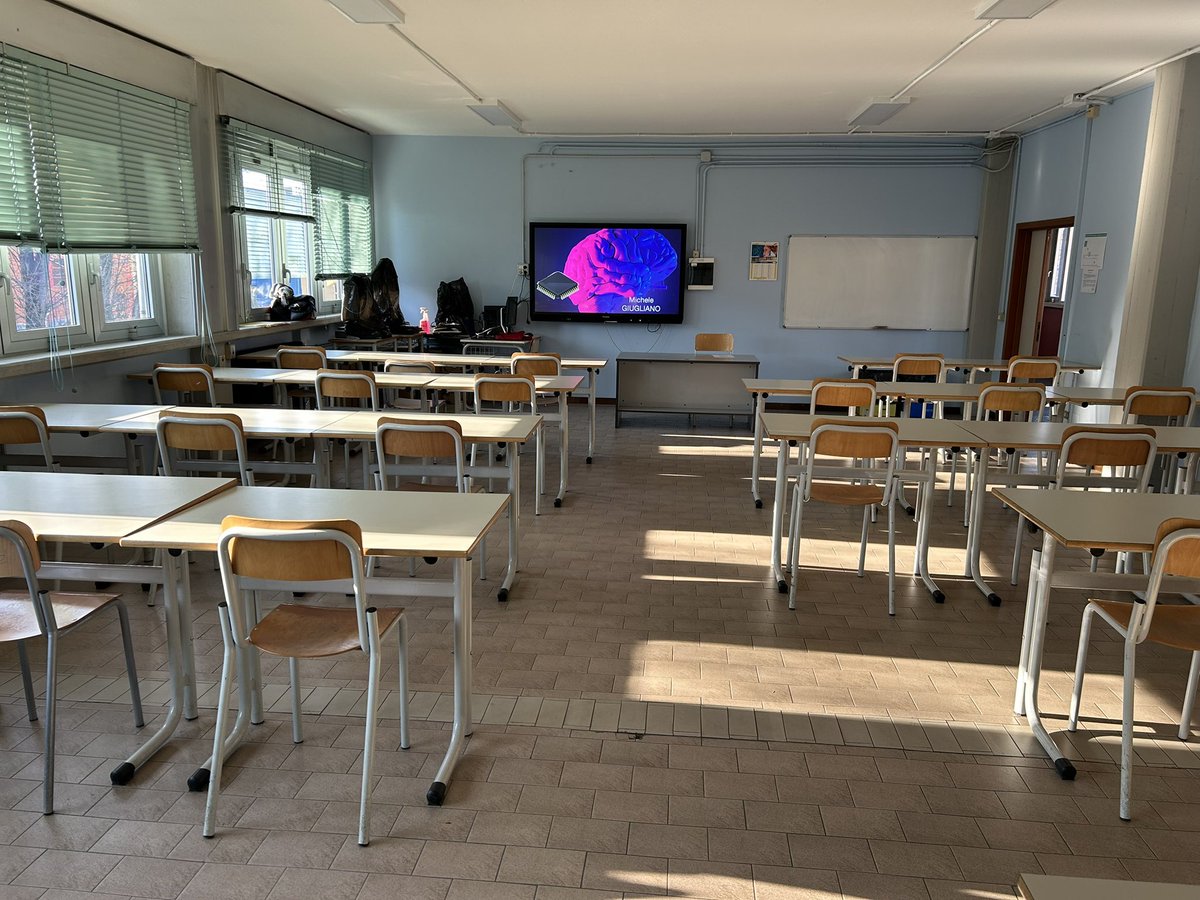 Back to high school, today! <a href="/crossbrain_eic/">CROSSBRAIN</a> #scicom <a href="/UNIMORE_univ/">UNIMORE</a>