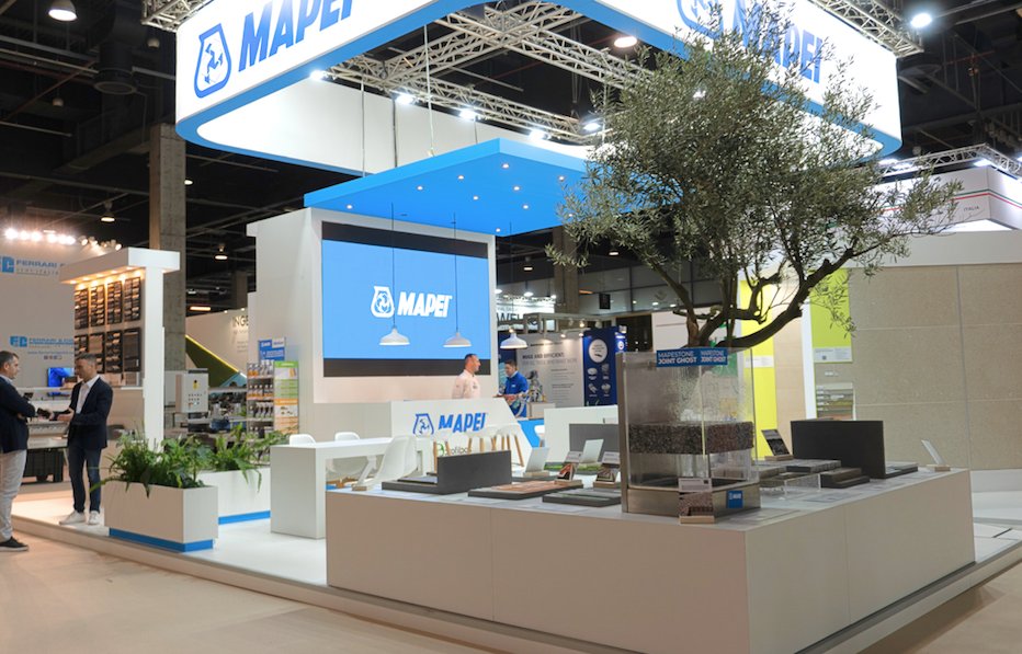 MapeiSpain's tweet photo. 🔵 "Mapei revolucionó Cevisama 2025" mediante la presentación de múltiples novedades, tendencias, tecnologías y soluciones constructivas sostenibles en torno a la revolucionaria "Línea Zero".

Si no pudiste venir, no te pierdas el #TourVirtual 👉 https://t.co/Kt2vvR6Ycd y la información relativa a todas las novedades de Mapei en #Cevisama 👉 https://t.co/ZLFVRs3Mva.

🔹 Entre las principales novedades presentadas destacaron los sistemas de impermeabilización bajo embaldosado, adhesivos y una gama de morteros de rejuntado, selladores elásticos y perfiles, todos unificados bajo una misma línea cromática, especialmente atractiva para los diseñadores.

Además, la compañía exhibió sus soluciones SATE con acabados cerámicos Mapetherm Tile System, recientemente certificados con ETAs, que los avalan como una excelente opción para la envolvente de los edificios. También presentó las innovadoras soluciones de drenaje urbano de la gama Mapestone, diseñadas para pavimentos arquitectónicos y adoquinados, combinando funcionalidad y estética.

#Mapei 360º Proveedor integral para la construcción. Líder mundial en producción de #Adhesivos y #Productosquímicos para la #construcción, #Arquitectura #Ingeniería #Rehabilitación #Sostenibilidad #MaterialesConstrucción #SolucionesMapei #Innovacion #InnovaciónMapei #MapeiAcademy #CertezasMapei #ConstrucciónSostenible #ConstruyendoFuturoSostenible https://t.co/fRuv7JfhMy#Mapei 360º Proveedor integral para la construcción. Líder mundial en producción de #Adhesivos y #Productosquímicos para la #construcción, #Arquitectura #Ingeniería  #Rehabilitación #Sostenibilidad #MaterialesConstrucción #SolucionesMapei #Innovacion #InnovaciónMapei #MapeiAcademy #CertezasMapei #ConstrucciónSostenible #ConstruyendoFuturoSostenible https://t.co/fRuv7JfhMy