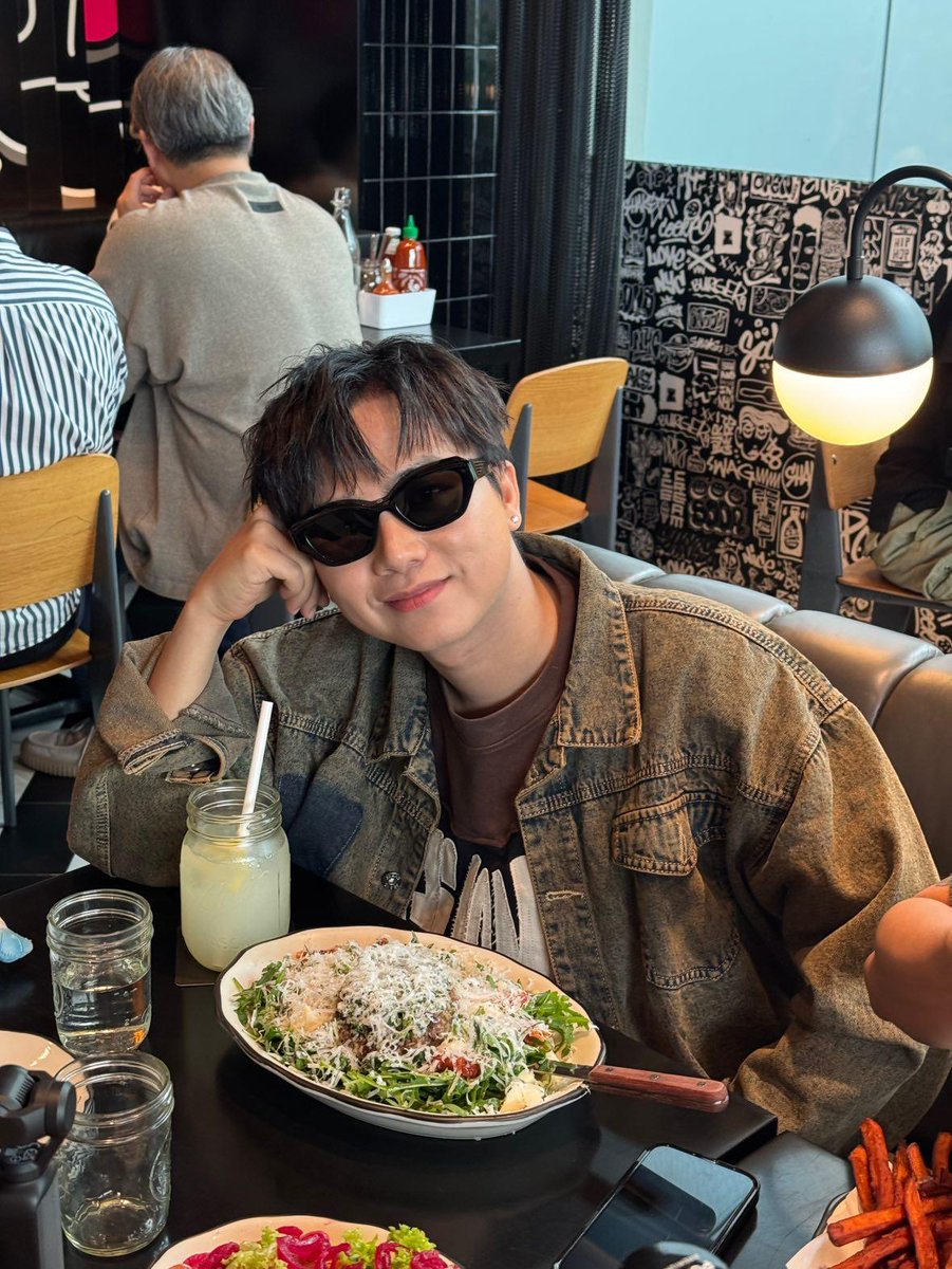 Nếu có một bài hát để đưa vào playlist du lịch Singapore của Nhà Xương Rồng, bạn sẽ chọn bài gì? Hãy giúp Nam làm playlist nhạc nền cho chuyến đi nhé! 

Cảm ơn STB đã giúp chuyến đi thêm trọn vẹn!
#VisitSingapore #XuongRonginSingapore #BuiCongNam