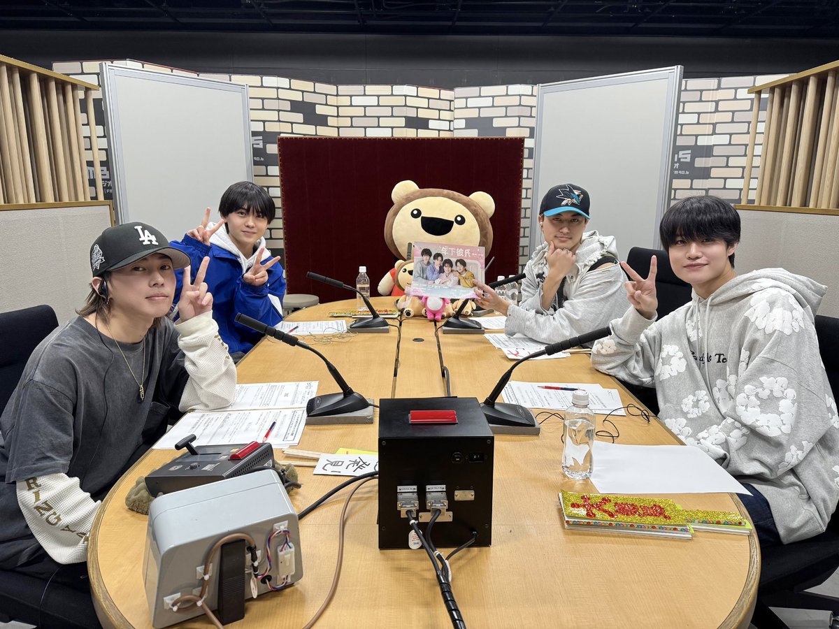 A_yantan1179's tweet image. 今夜の担当は！

#Aぇǃgroup から
#末澤誠也
#小島健

そして舞台『#年下彼氏』に出演中！

#大西風雅(#Lilかんさい)
#渡邉大我(#関西ジュニア)

考え抜かれた座席順で、
4人仲良くお届けします。

吹かせ続ける先輩風、
光り輝く後輩力。

今夜も「#Aぇヤンタン」で
たくさんポストしてください🧒🏻🔴🟣