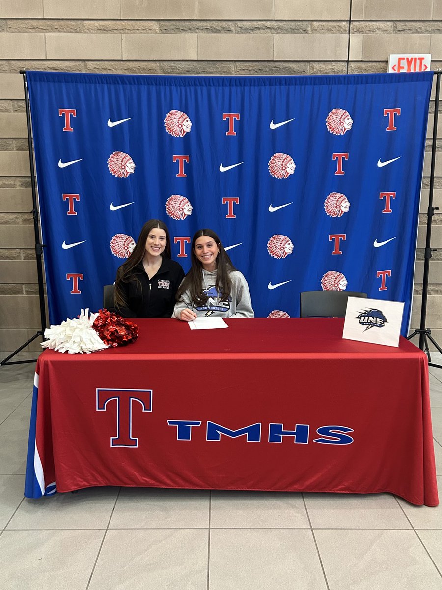 Sierra Thomasset with Coach Winn, Teammates, and Friends 👏🏻👏🏻👏🏻