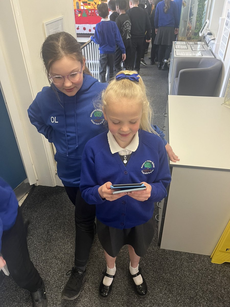 ReinwoodJuniors's tweet image. Reading whilst walking, that’s what we like to see #RJSreading