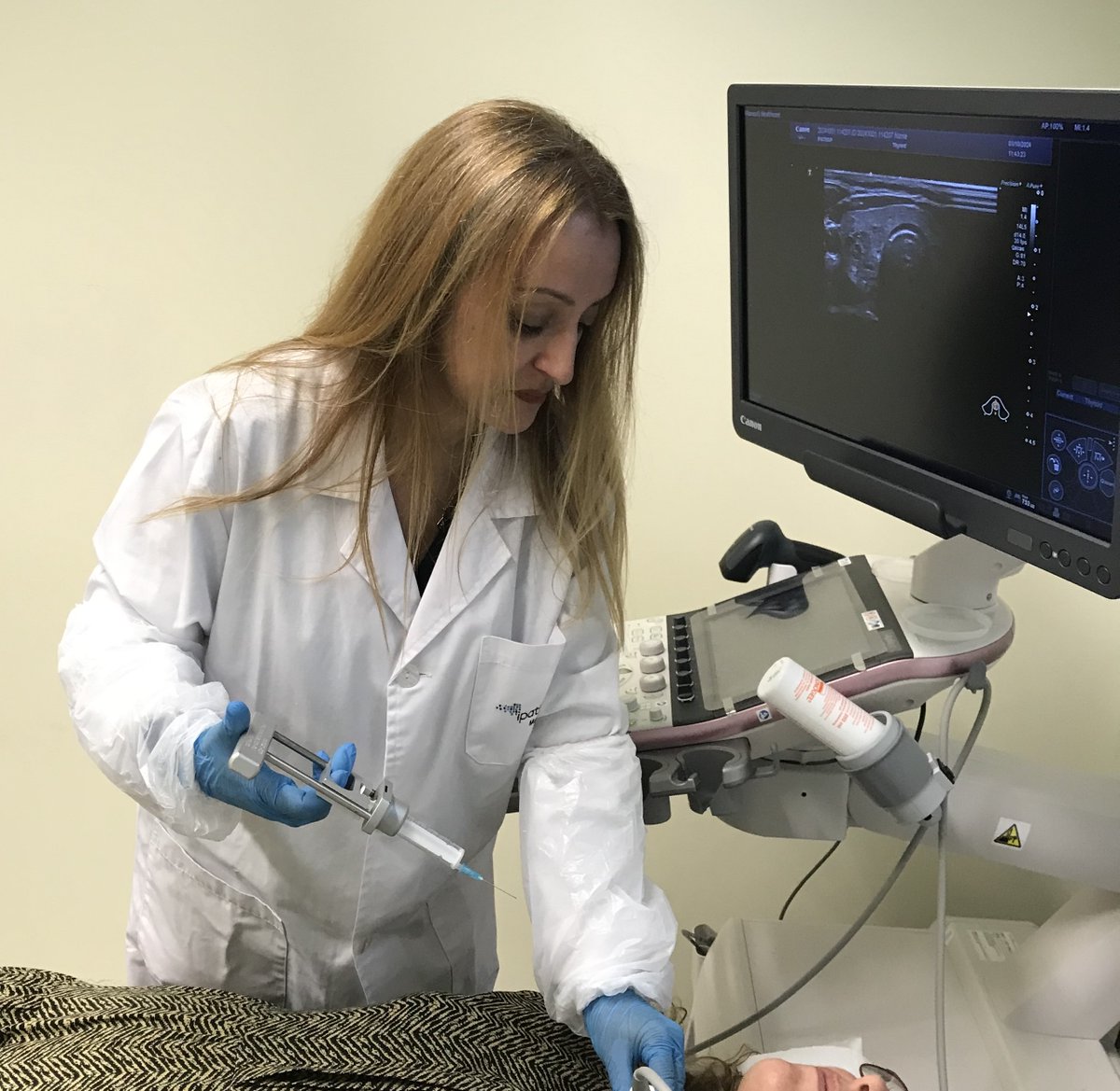 🔬 A busy day for #pathologists performing fine-needle aspiration! This thyroid nodule is particularly challenging… and I 💕 challenges! 
Catarina Eloy, Pathologist at IPATIMUP, Porto, Portugal, Chair of the Education subcommittee of ESP #EveryDayPathology #PathTwitter