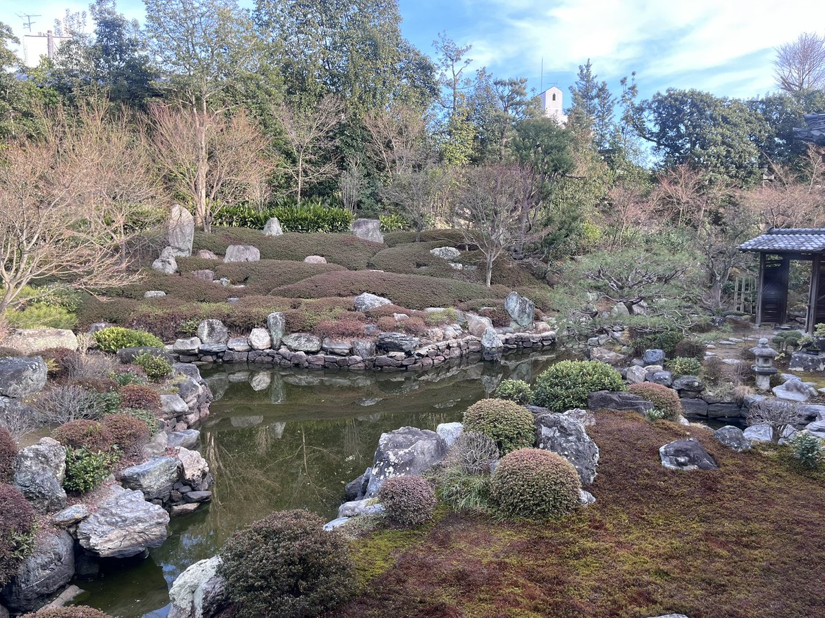 【PK23】
早熟の天才、ポール・ケアホルムによるデザイン。

まだ３次元の曲木技術が確立していなかった時代に「合板を割り、角度を変えて繋げる」という手法で立体感を出すことに成功。

そんな背景を聞いてから座ると、なんだかアイデアが生まれそうな椅子。

京都の両足院にて拝見。