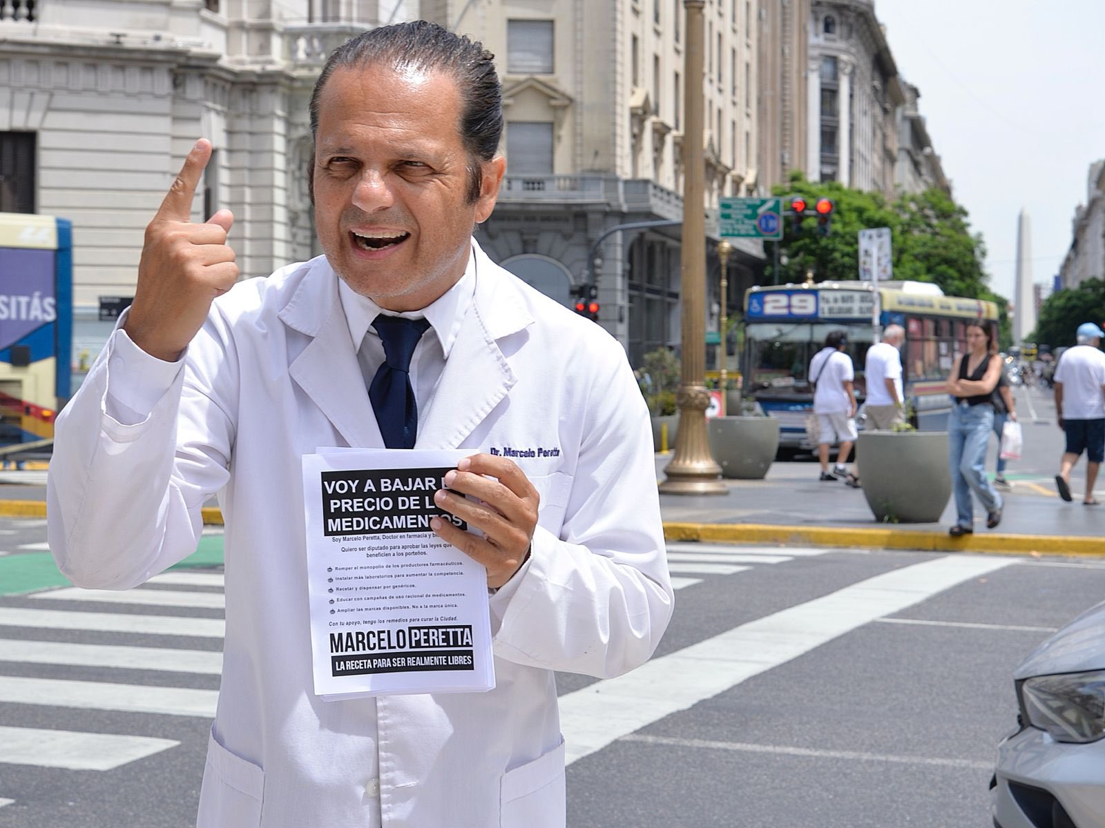 Peretta pidió "multar y quitar la matrícula de los médicos que reciban coima de los laboratorios para recetar marcas caras de remedios"