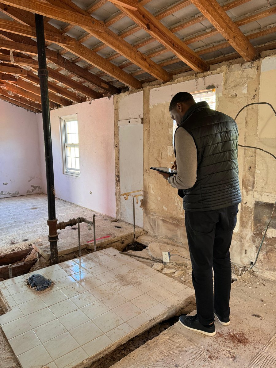 CompoundBM's tweet image. Site visits bring numbers to life! 🏗️📏 Our team delivers precise QS reports, breaking down construction costs so you can move forward with confidence. #CompoundQS #PrecisionMatters #BermudaConstruction #RealEstateInsights