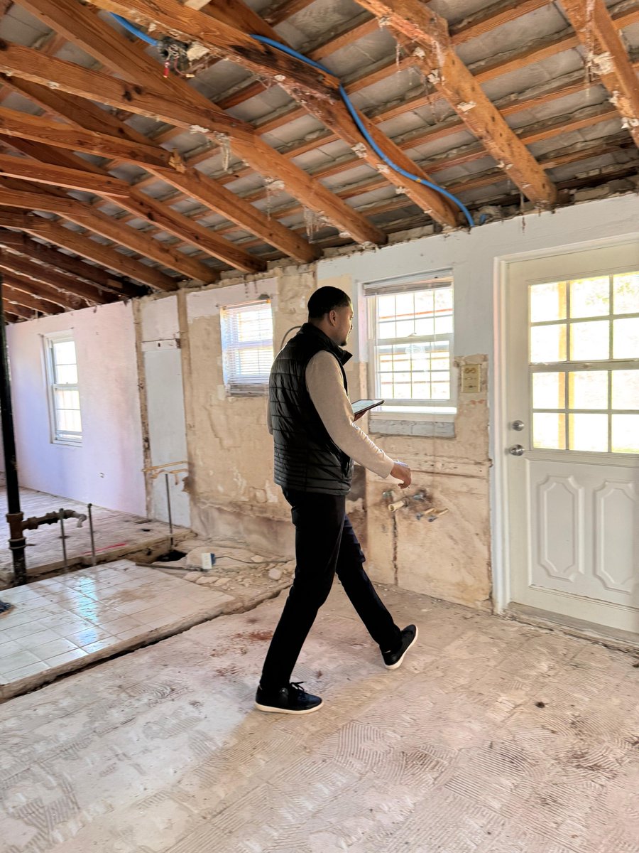 CompoundBM's tweet image. Site visits bring numbers to life! 🏗️📏 Our team delivers precise QS reports, breaking down construction costs so you can move forward with confidence. #CompoundQS #PrecisionMatters #BermudaConstruction #RealEstateInsights