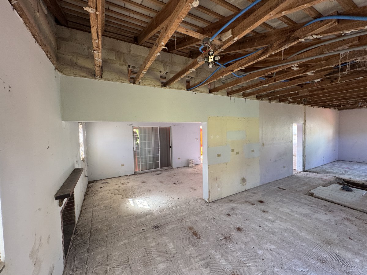 CompoundBM's tweet image. Site visits bring numbers to life! 🏗️📏 Our team delivers precise QS reports, breaking down construction costs so you can move forward with confidence. #CompoundQS #PrecisionMatters #BermudaConstruction #RealEstateInsights