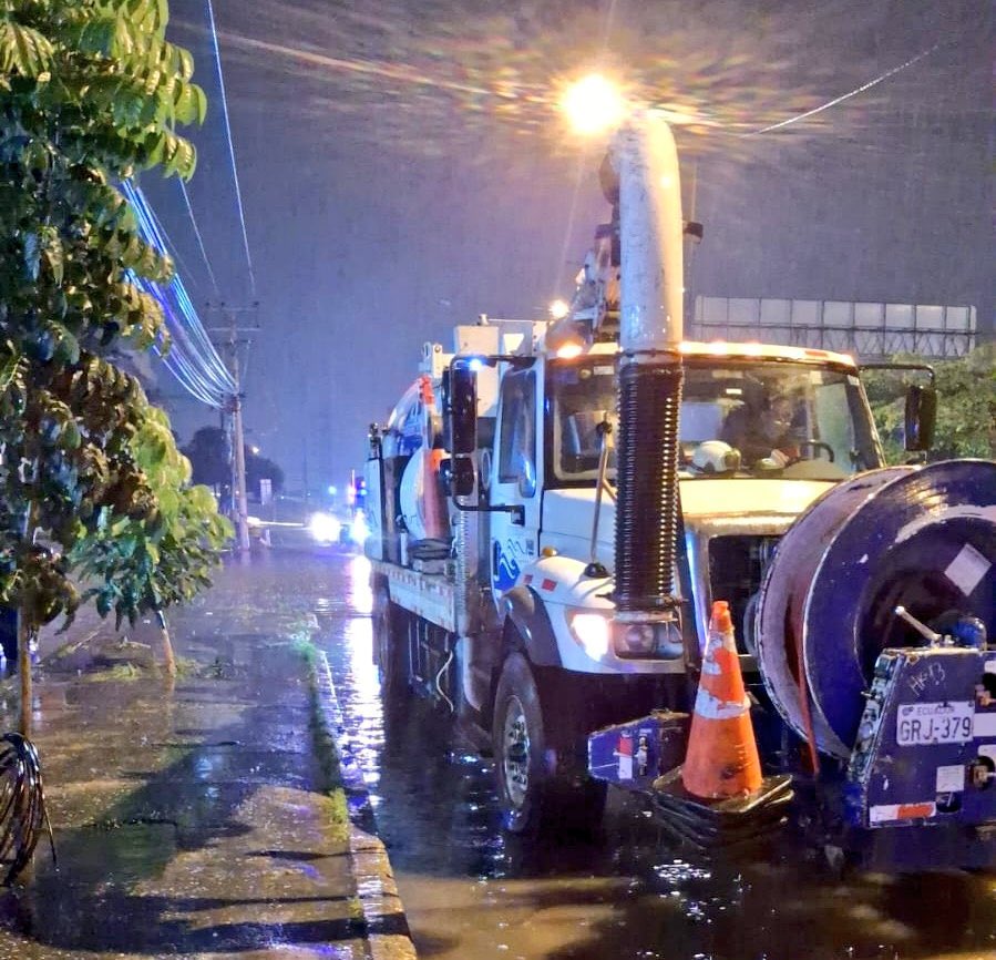 Guayaquil soportó fuertes lluvias y tormentas eléctricas.

Desde las 16:50 hasta la medianoche, nuestros equipos estuvieron en las calles atendiendo 43 puntos con acumulación de agua y la caída de 2 árboles, que fueron intervenidos por <a href="/interagua/">Interagua C. Ltda</a>, <a href="/parquesgye/">Parques EP</a> y <a href="/BomberosGYE/">Bomberos Guayaquil</a>. 

En