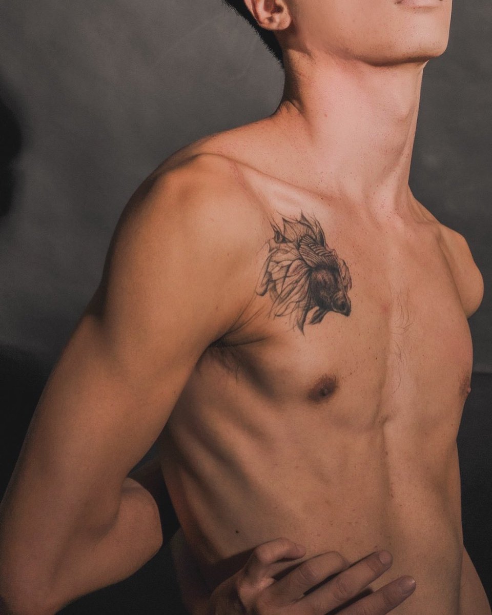 新人～山人～上線囉！！！

是個散發文藝氣息的刺青男子☺️