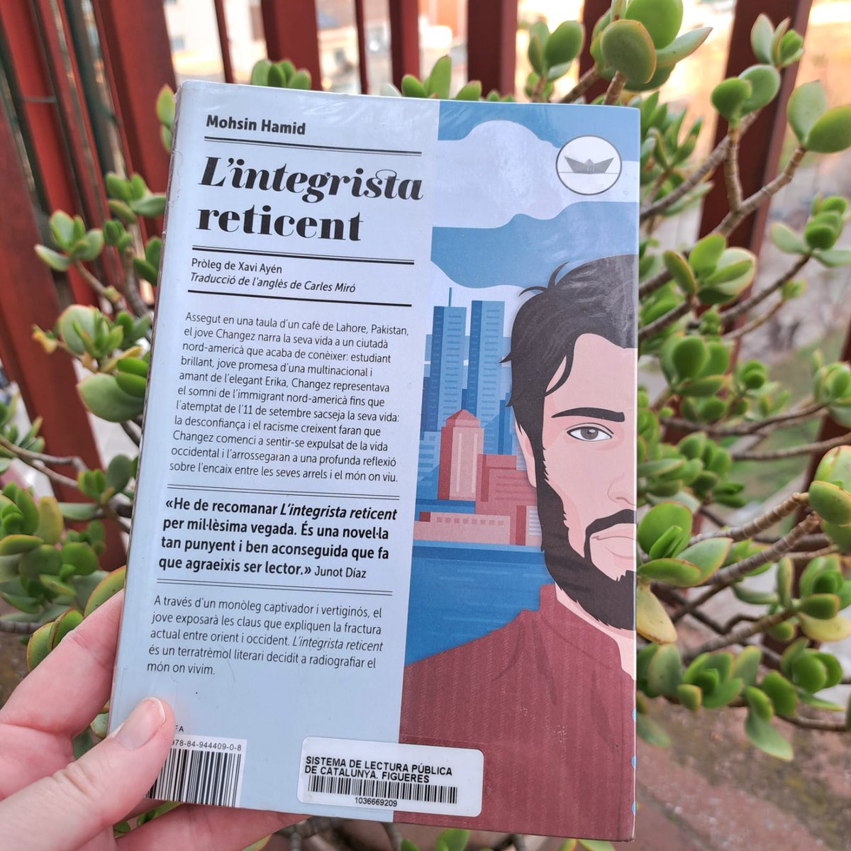 BiblioFigueres's tweet image. Us #recomanem la lectura de “L’integrista reticent” (@Ed_Periscopi), una novel·la plena d’ambigüitats que en ocasions s’apropa al thriller, que us convidarà a reflexionar sobre interessants qüestions de l’actualitat.
#recomanació #prescripciólectora #quèfemalesbiblios