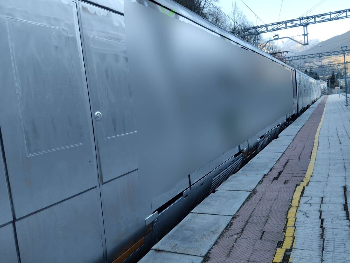 📢 #INFO

⚠️  Es retira de la circulació un comboi a causa dels grafits perpetrats aquesta nit a l'estació de Ribes de Freser.

🔴 Aquest material no podrà tornar a prestar servei fins a la neteja dels grafits