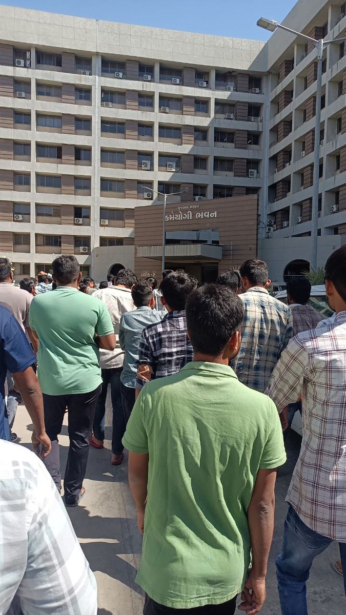 YogeshModi_'s tweet photo. માં બાપ ને રોજ શું જવાબ દેવા સચિવ શ્રી અધ્યક્ષ શ્રી ?

છેલ્લા દોઢ વર્ષ દિવસ થી આખો પરિવાર હેરાન થાય છે .. 
@devanshijoshi71 @YAJadeja

#CCE_GroupB_Examdate_Declare 
#CCE_GroupA_Result_Declare https://t.co/v3R1MSbp9z