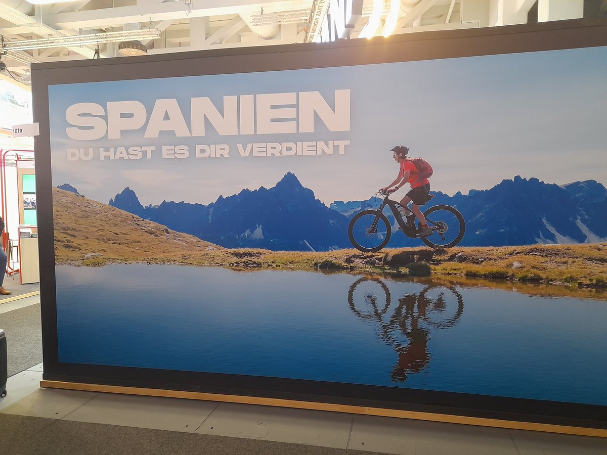 ChusPangea's tweet photo. Así te recibe España al entrar al pabellon 2.1 de la @ITB_Berlin :
"TE LO MERECES" 
¡Nos encanta! 
#cicloturismo https://t.co/0XbTWt42Fs