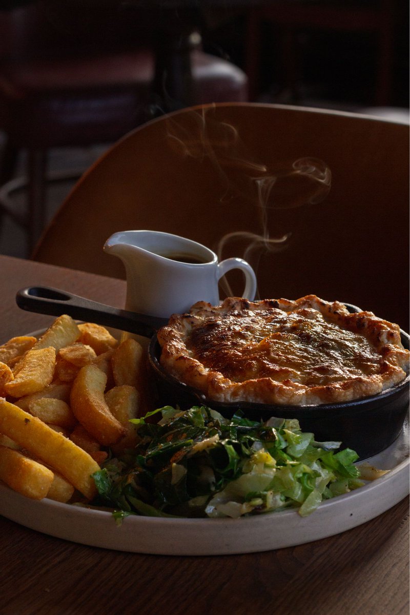 TheAlexSW19's tweet photo. Now look at that, flaky pastry encasing rich steamy goodness and proper gravy! 🥧 ✨PIE WEEK ✨ is going down a storm and you've still got time to order up some delicious comfort food. 😋 Available until Saturday!

#pieweek #youngschefs #comfortfood #pubfood #sw19 #londonfoodies https://t.co/fqEf2fzltz