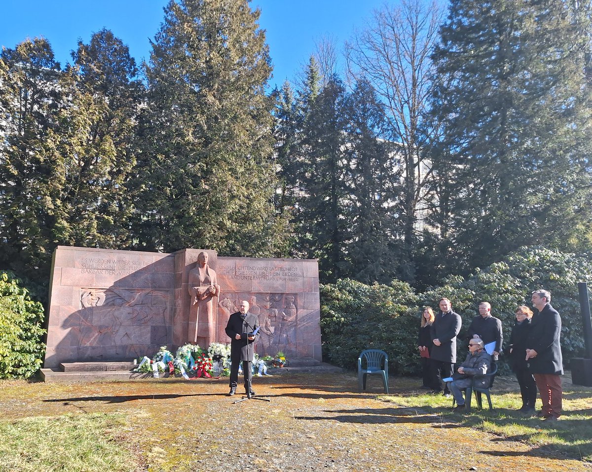 Ralf Hron (@hronralf) on Twitter photo Vor 80 Jahren wurde #Chemnitz zerstört, am Ende d. v. #Deutschland ausgehenden Krieges. "Wer zusammen steht, kann viel bewegen." OB Schulze. <a href="/AlexDierksMdL/">Alexander Dierks</a> "Verantwortung gilt beim Erinnern und ist nie zu Ende." #Friedenstag #niewiederistjetzt #NiewiederKrieg <a href="/dgb_sachsen/">DGBSachsen</a> Vor 80 Jahren wurde #Chemnitz zerstört, am Ende d. v. #Deutschland ausgehenden Krieges. "Wer zusammen steht, kann viel bewegen." OB Schulze. <a href="/AlexDierksMdL/">Alexander Dierks</a> "Verantwortung gilt beim Erinnern und ist nie zu Ende." #Friedenstag #niewiederistjetzt #NiewiederKrieg <a href="/dgb_sachsen/">DGBSachsen</a>