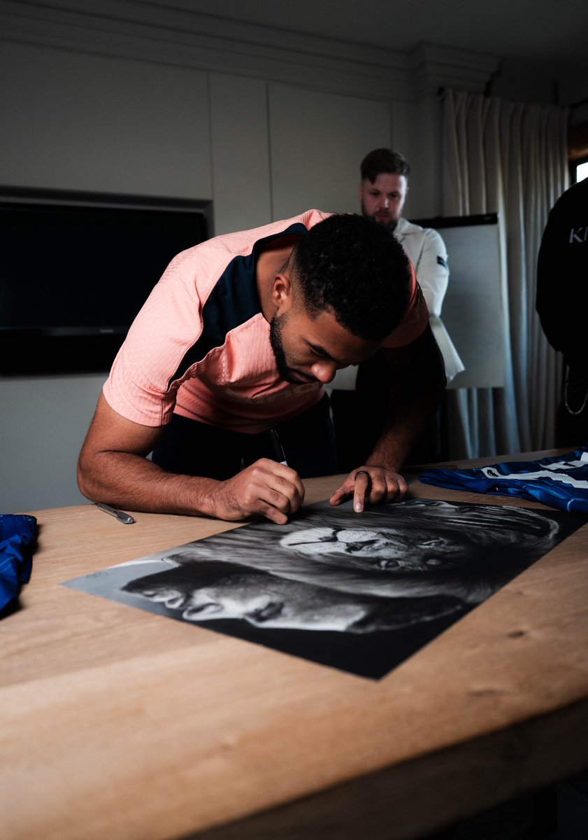 Charlie Johnston (@chabz_art) on Twitter photo I’m incredibly proud to be part of this moment—my portrait being presented to Chelsea captain <a href="/ReeceJames/">Reece James</a>. Reece was an absolute gentleman, taking the time not only to sign and take pictures with the drawing but also to stay and chat with us all.
Personally, this is a moment I’m incredibly proud to be part of this moment—my portrait being presented to Chelsea captain <a href="/ReeceJames/">Reece James</a>. Reece was an absolute gentleman, taking the time not only to sign and take pictures with the drawing but also to stay and chat with us all.
Personally, this is a moment