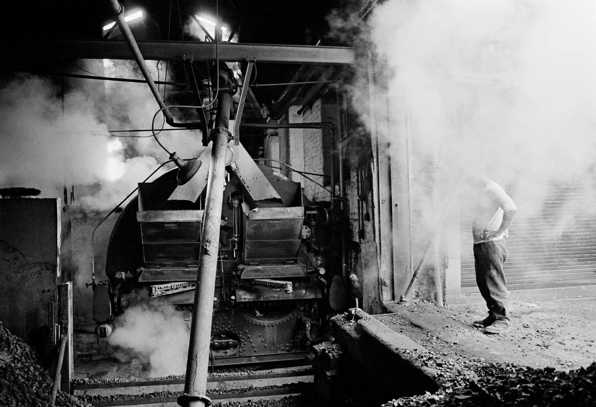 mixdevil66's tweet photo. Loom with a view: #Lancashire’s old #cottonmills. Amid the clatter, #DanielMeadows spent the late 1970s shooting the boiler rooms, weaving sheds and ‘mee-mawing’ workers of an industry that has since vanished @FourCornersE2
https://t.co/6rwm1sKbD7 #photography https://t.co/0jNgK479QG