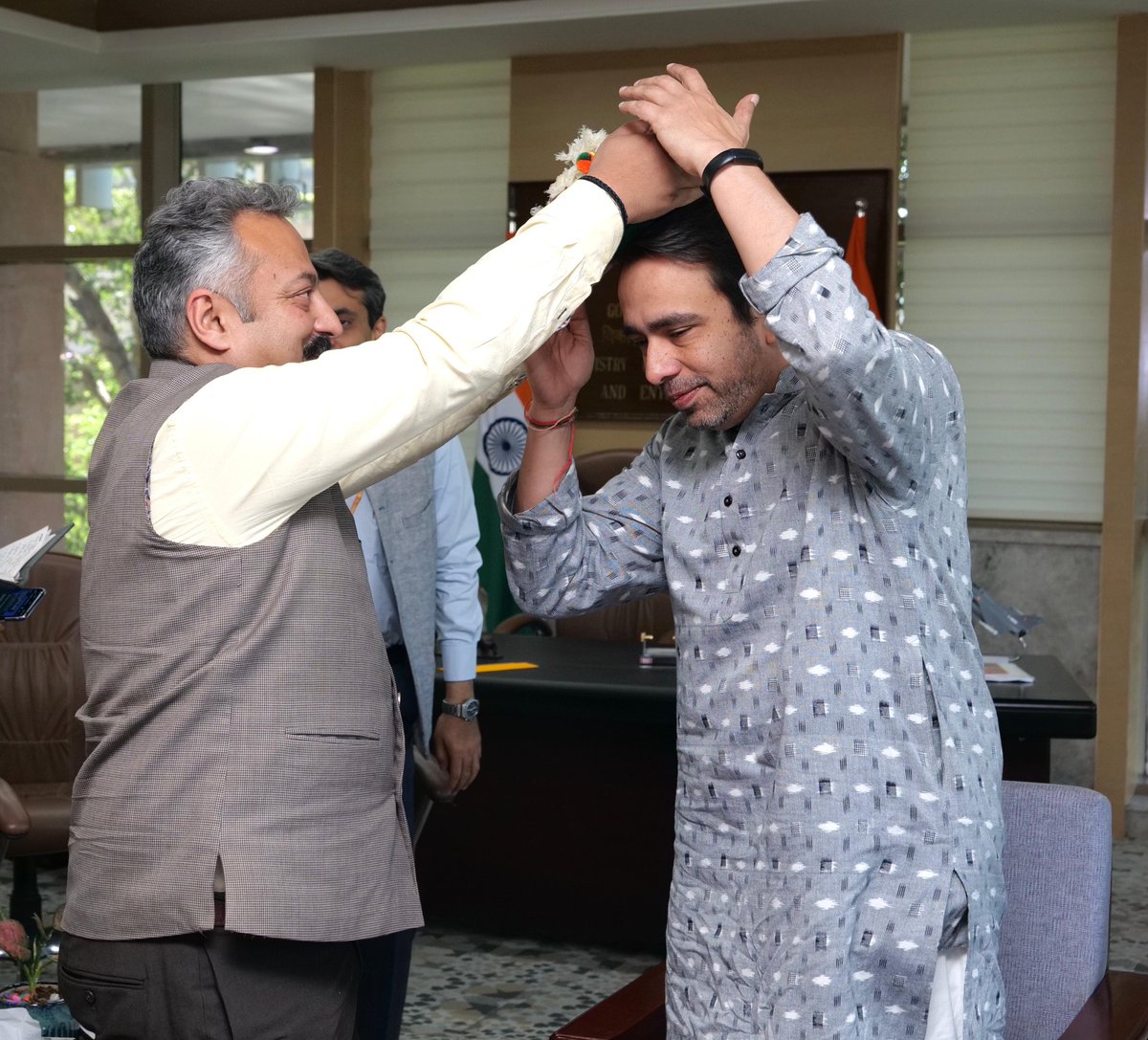 Rohit Thakur (@rohitthakurjnk) on Twitter photo आज दिल्ली में केंद्रीय कौशल विकास एवं उद्यमशीलता (स्वतंत्र प्रभार) मंत्री श्री जयंत चौधरी जी से स्नेहल भेंट हुई।
<a href="/jayantrld/">Jayant Singh</a> आज दिल्ली में केंद्रीय कौशल विकास एवं उद्यमशीलता (स्वतंत्र प्रभार) मंत्री श्री जयंत चौधरी जी से स्नेहल भेंट हुई।
<a href="/jayantrld/">Jayant Singh</a>