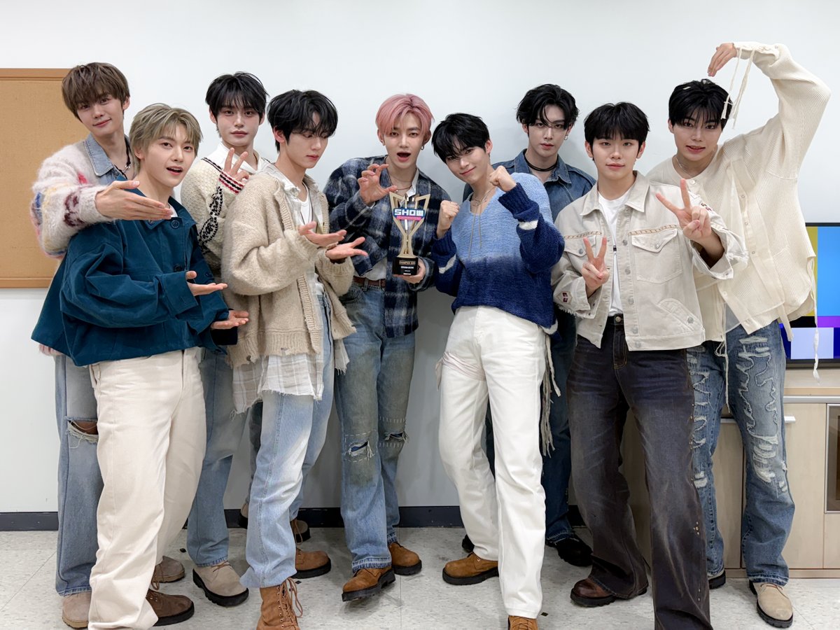 ZB1_official's tweet image. _𝗭𝗘𝗥𝗢𝗙𝗢𝗖𝗨𝗦
 
제로즈의 아낌없는 사랑과 응원 덕에
ZB1은 오늘도 너무 행복해!

힘 얻고 또 열심히 달려볼게요!

제로즈~ 사랑해🌹🫶

#ZEROBASEONE #ZB1
#제로베이스원