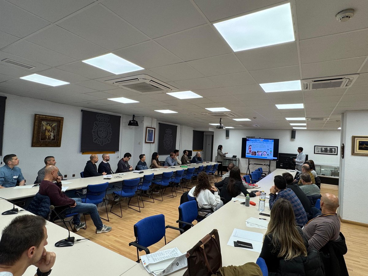 cndes_oficial's tweet photo. 👮@policia continua la especialización 👩🏫de sus Unidades en #desaparecidos
#UDEV y #UFAM de la #CGPJ inician hoy 📆formación en la C. Provincial de Málaga para actualizar, concienciar y sensibilizar a los Policías que trabajan en esta materia.
TRABAJAMOS POR Y PARA VOSOTROS🧡 https://t.co/9GCCa0Jyvs