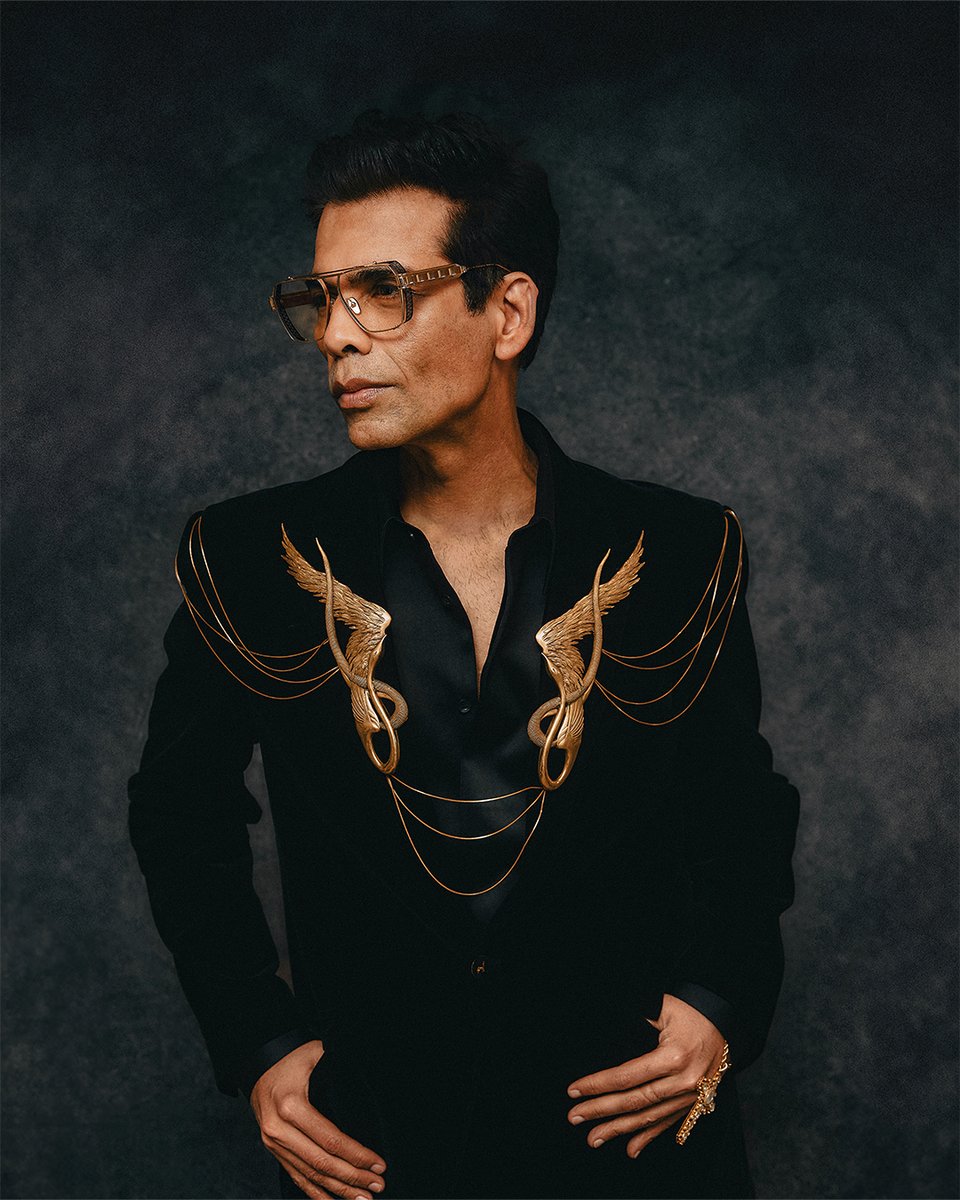 GG_Studio's tweet image. @karanjohar
in the Serpentine Swan Tux at the Vanity Fair Oscar party  

Styled by:@ekalakhani
Photographed by:@taransodhi 

#GauravGupta #GauravGuptaMan #KaranJohar