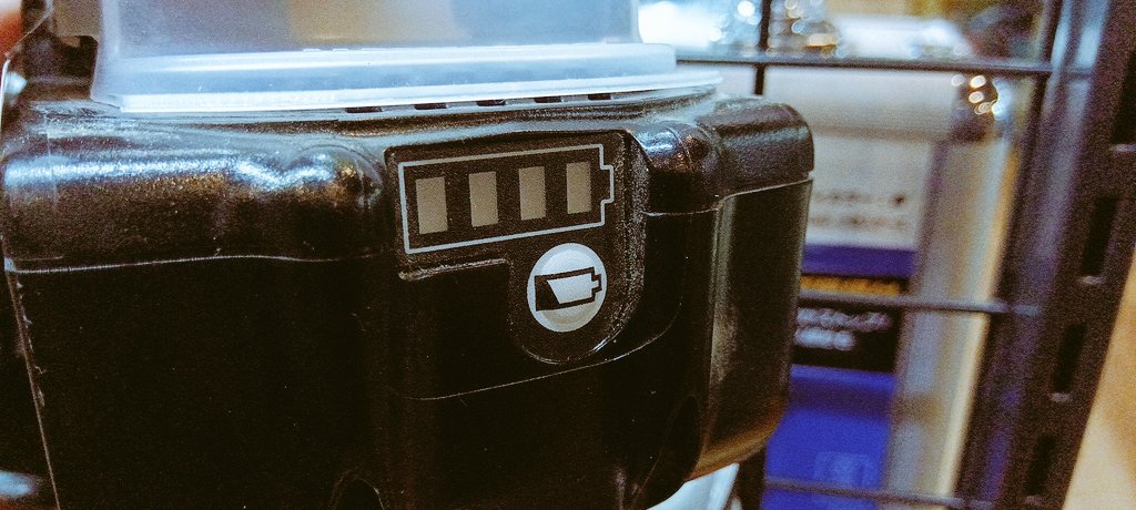 yamada_tooloff's tweet photo. お客様「このバッテリーの1860"B"ってBluetooth付いてるってこと？」

A:確かにHiKOKIみたいにバッテリーにBluetooth機能が付いていれば便利ですが、マキタは付いていません。
これは電池残量の表示ができるかどうか（2枚目）を示しています。
#工具 #makita https://t.co/WhEvLrONg8