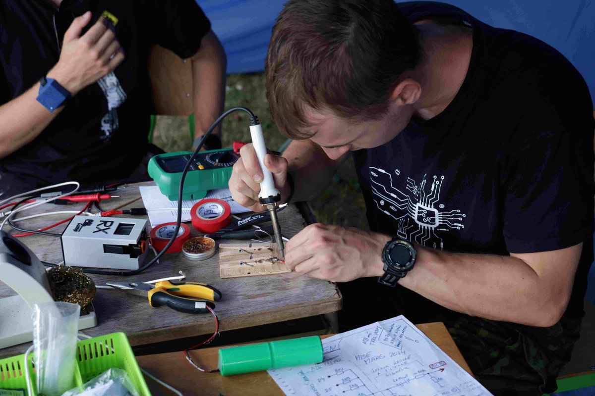 🦖🦕Vzhůru za dinosaury! FEL Camp letos zavede student(k)y SŠ se zájmem o elektroniku, elektrotechniku, energetiku či IT do Jurského vědeckého parku! Registrace na základnu, kde se hodně naučíte, už běží! Neváhejte, bude to zábava. 
👀 1url.cz/716h2
📷Ondřej Vondrouš