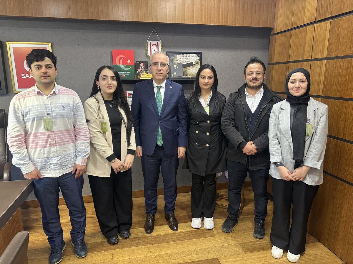 Acil Yardım ve Afet Yönetimi mezunu gençler Meclis’deki çalışma odamızda bizleri ziyaret etti. Ülkemizin deprem kuşağında olması, zaman zaman çeşitli doğal afetlerle karşı karşıya kalmamıza rağmen, bu bölüm mezunu gençlerimizin atanmalarıyla ilgili sorunlar bir an önce  ortadan