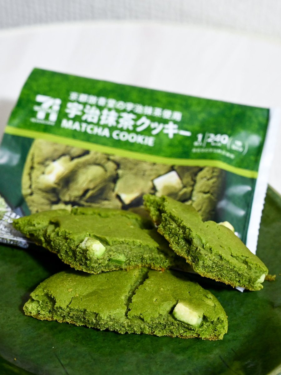 1nichi1omatcha's tweet photo. この季節がやってまいりました！セブンイレブンさま"宇治抹茶クッキー"(税込159円)です。柔らかな食感が心地よいソフトクッキー、ところどころホワイトチョコがいます。なんと着色料を使っていないのですね。嬉しいです。☀︎ https://t.co/8oIqGqiZJ2