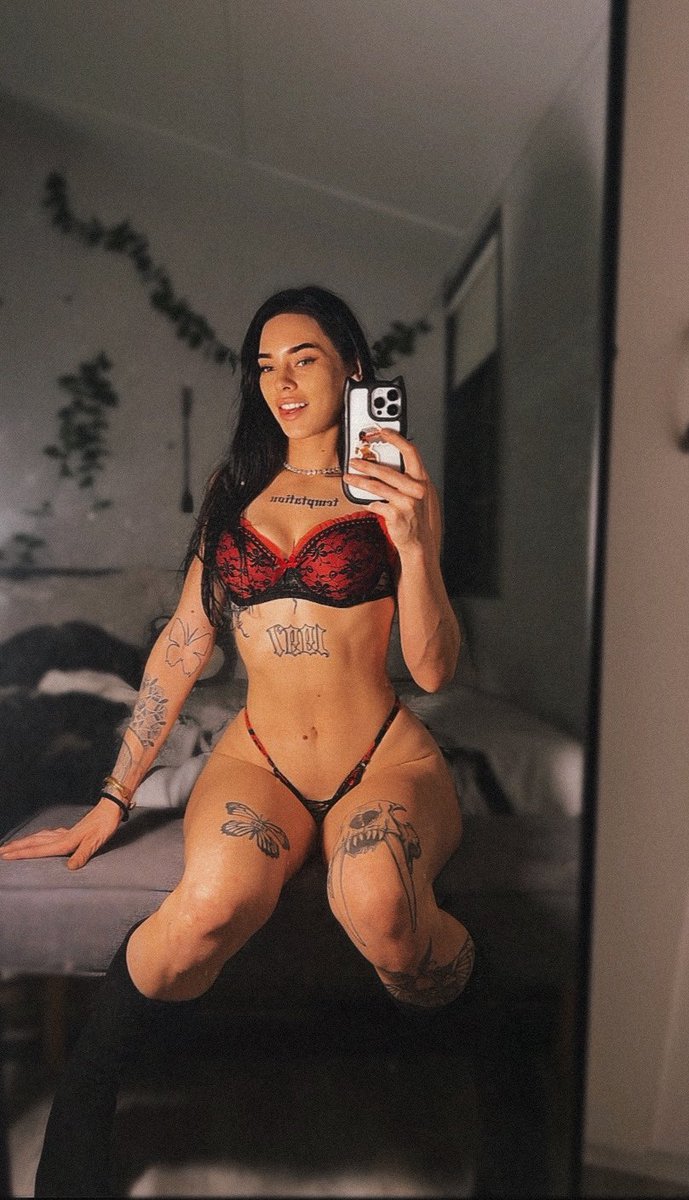 How’s the hip to waist ratio 🫢 
#linkinbio #baddie #Dior