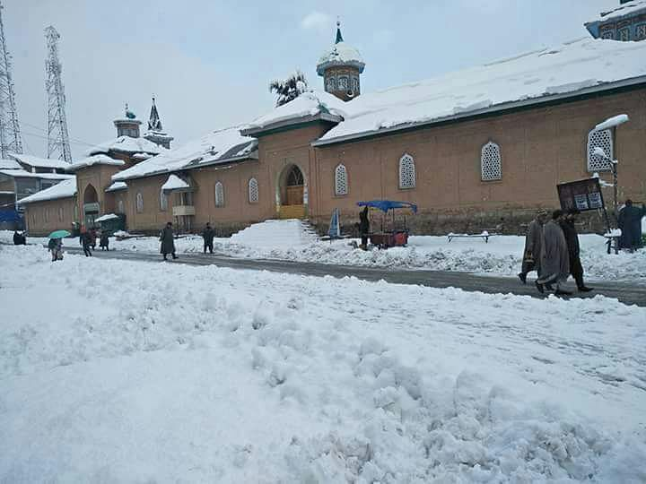 naaz_mahar's tweet photo. The J&K Power Development Dept. is actively working on getting things back on track. Snow clearance, repairing the damaged lines, and getting everything back to normal takes time. It’s not as easy as flipping a switch. #RestoringPower https://t.co/IYajbrI6ZT