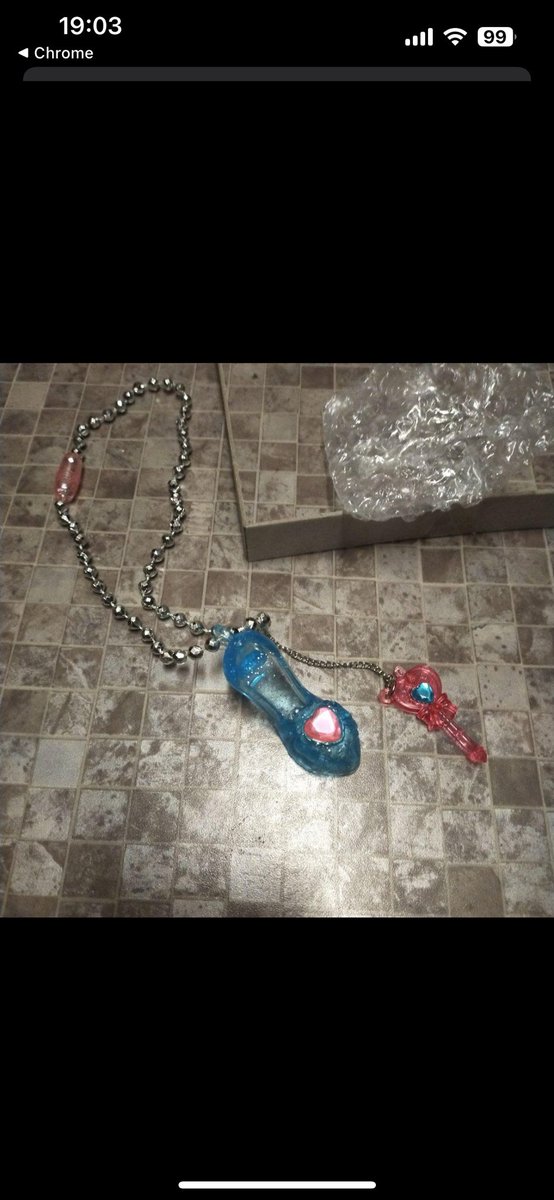 ガラスのくつ　電池の替え方
1.ネジを外す
2.電池に接する電飾の針金の片方を抜く
→電池が取れるようになる。