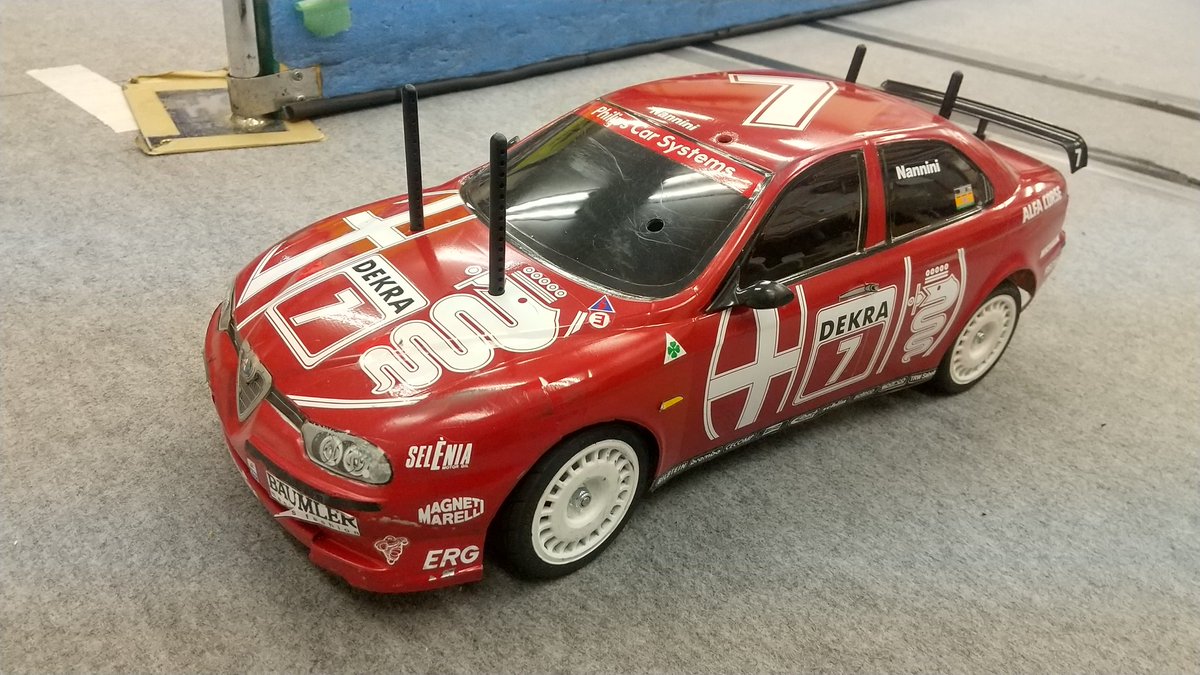 genkikkosan's tweet photo. 前輪駆動のツーリングカー、久々に走らせました。
FF02時代の純正ボディ、華麗に復活‼️
231に185のステッカー、156に155のステッカー、店主が若かった頃に作ったボディはそんなのばっかりです😅
#BT01 #FF02 https://t.co/jHZlpAorZY