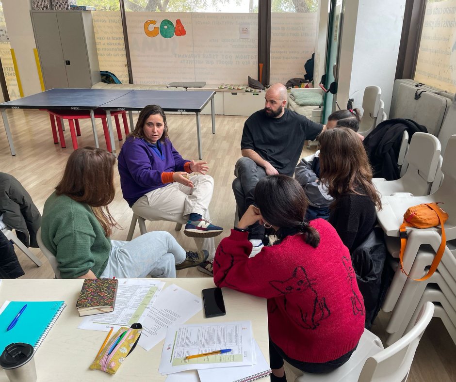 🧠🧑🏽‍💻L'equip del Casal es forma en benestar digital amb <a href="/einescoop/">Eines.</a>!

El benestar digital és un dels eixos estratègics del programa Tic Tac, centrat a treballar amb infants i joves el pensament crític, les relacions a través de les xarxes i l’ús saludable dels dispositius digitals.