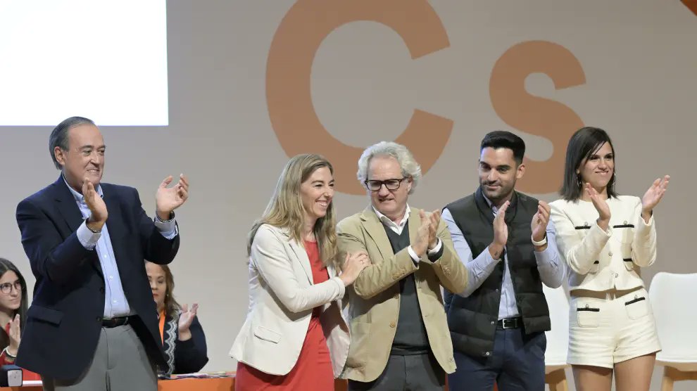 Recuperacds's tweet photo. Balance de la nueva Ejecutiva Nacional de @CiudadanosCs después de 4 meses:
- Ejecutivas autonómicas sin renovar 
- Agrupaciones sin renovar 
- Grupos de trabajo sin resultados 
- Sin plan a corto medio plazo

Eso sí, la nómina de @CPerezNievas sin falta. https://t.co/9aUfLe1mm2
