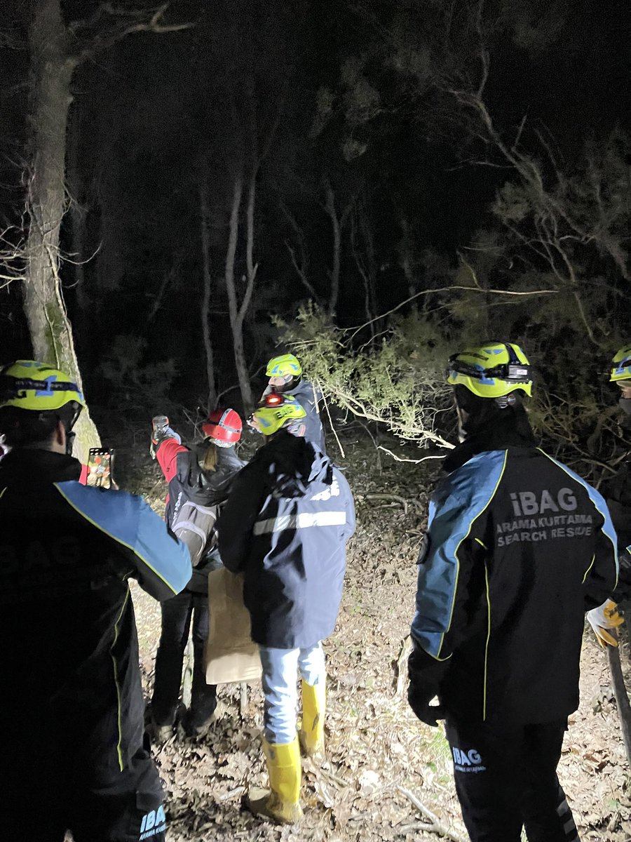 ibagsar's tweet photo. İBAG Arama Kurtarma ekibimiz AFAD tarafından gelen destek talebi üzerine Belgrad Ormanı mevkiinde kaybolan şahsı arama çalışmalarına ilk saatlerden itibaren kesintisiz destek vermektedir.

Çalışmalar devam etmektedir.

#i̇bagaramakurtarma #afad #belgrad #kayıp #acilyardım https://t.co/TmEvSsS53P