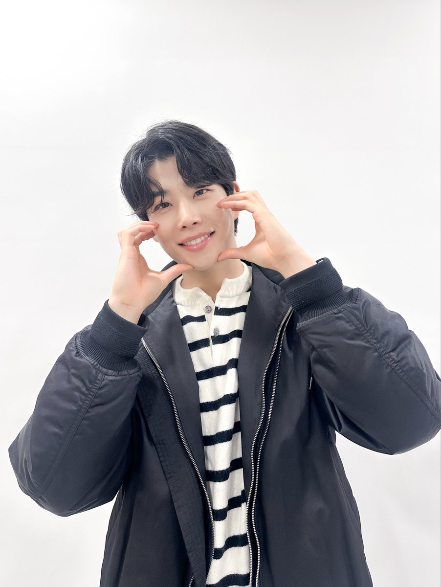 ASTRO_Staff's tweet photo. [#ASTROSTAFF 시선👀]

오늘 하루 MJ에게 많은 축하를 보내준
아로하에게 도착한 𝐒𝐏𝐄𝐂𝐈𝐀𝐋 𝐏𝐇𝐎𝐓𝐎 📸

#아스트로 #ASTRO
#엠제이 #MJ
#아로하 #AROHA 
#봄날애_피어난_명준이_생일축하해 https://t.co/17EXwOm0zu