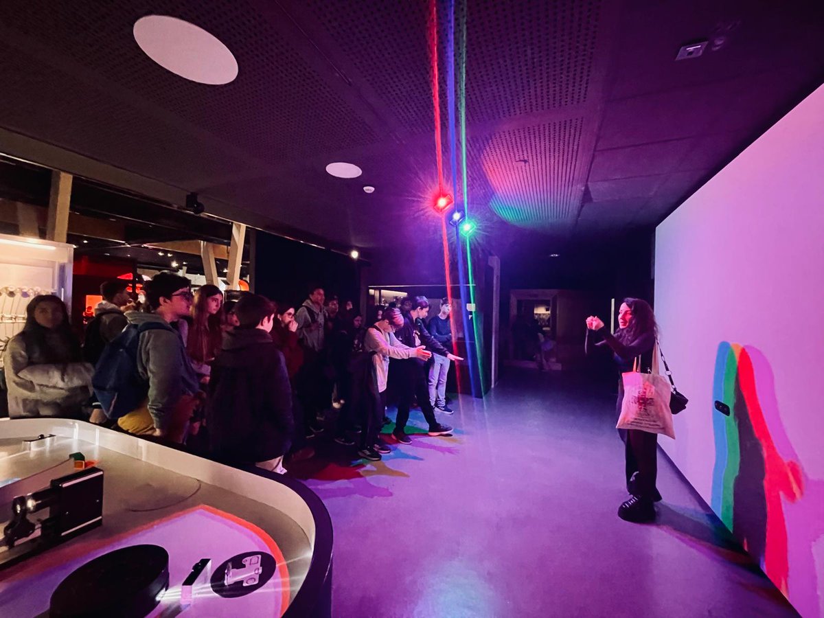 Els alumnes de 2n d’ESO van viure una gran experiència al @cosmocaixa ! Van experimentar amb la ciència i la física, així com gaudir del bosc inundat. A més, van visitar el planetari, on van aprendre més sobre els estels, els planetes i el cosmos. #omsideprat @PedreraFundacio