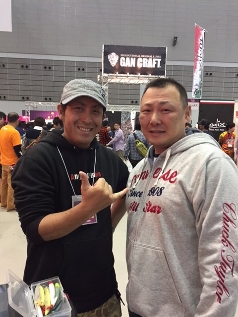 ポジドライブガレージ10周年か！
ポジ初のルアーがフリルドスイマー115F！
自分が初めて買ったポジルアー！フリルド２本！
初めてREDさんに会った写真！メッチャ塩対応だったなぁ🤣
この機会にフリルドお手に取ってみてください
#pozidrivegarage
#RED中村
#フリルドスイマー115F
#PR
#広告