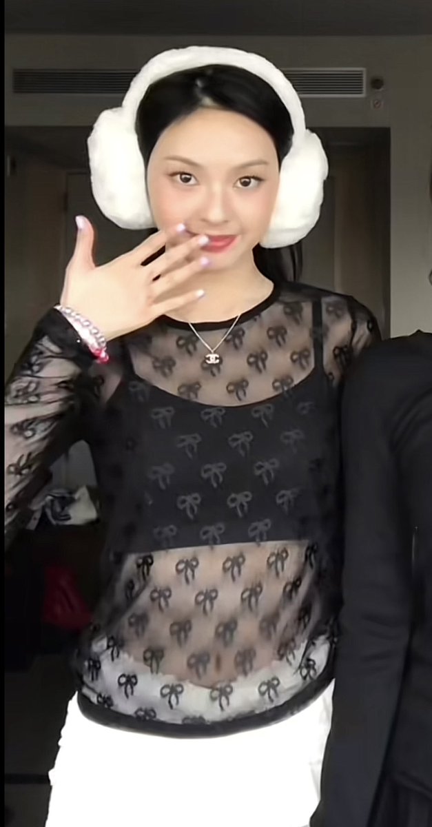 Sirika92's tweet photo. เสื้อเท่ๆ ปนหวาน สไตล์แฟชั่นนิสต้าแห่งวงเบม่อน จะใส่สงกรานต์ หรือใส่ไปเที่ยว ไปคาเฟ่ ก็ต้องมีแล้วมุ้ยย 😍 #CHIQUITA #ASA #BABYMONSTER 
พิกัดเสื้อแคนนี่: https://t.co/ZfU4aNihKH https://t.co/BcRb6rxfGl