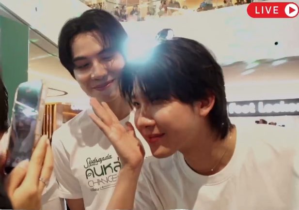 sepcham's tweet photo. คลินิกกายภาพใกล้เฟิ้ด ด่วน เข้าด่วน คอเคล็ดแล้วมั้ง จังหวะนี่ในงานจริงๆต้องเปิดเพลงใจสั่งมาของพี่เสกแล้ว ทำตามใจตัวเองมาก มองแต่เธอมันทั้งงานเลยมั้ง 

SUDSAPDA x FIRSTKHAOTUNG
   
#SudsapdaxKonlorxFirstKhaotung https://t.co/nwKzIQYKig