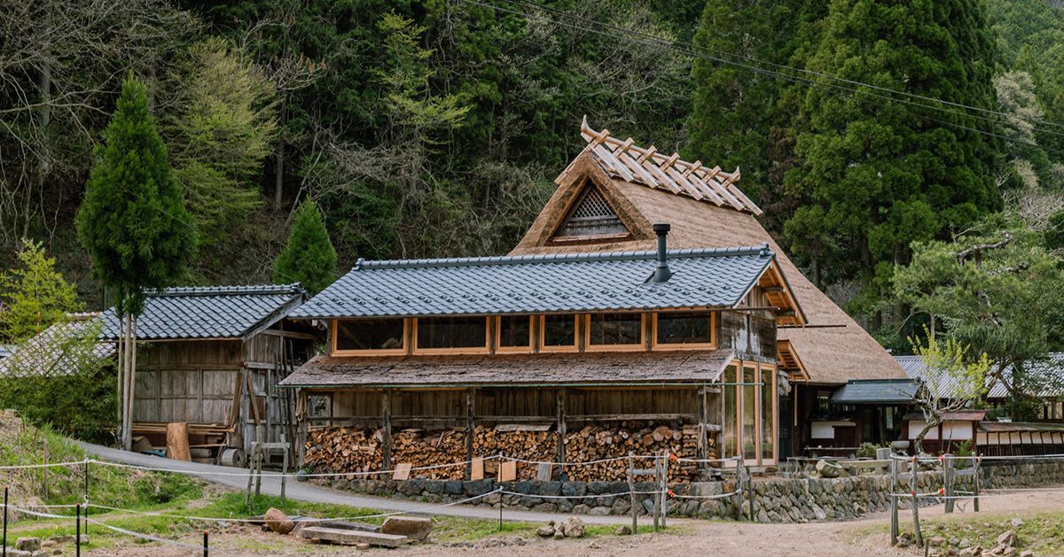 designboom's tweet photo. 2m26 revives century-old kyoto annex with cypress structure and rammed earth flooring https://t.co/TPQigHzUsE https://t.co/9qaGdEPRqA
