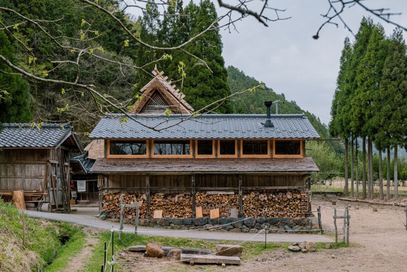 designboom's tweet photo. 2m26 revives century-old kyoto annex with cypress structure and rammed earth flooring https://t.co/TPQigHzUsE https://t.co/9qaGdEPRqA