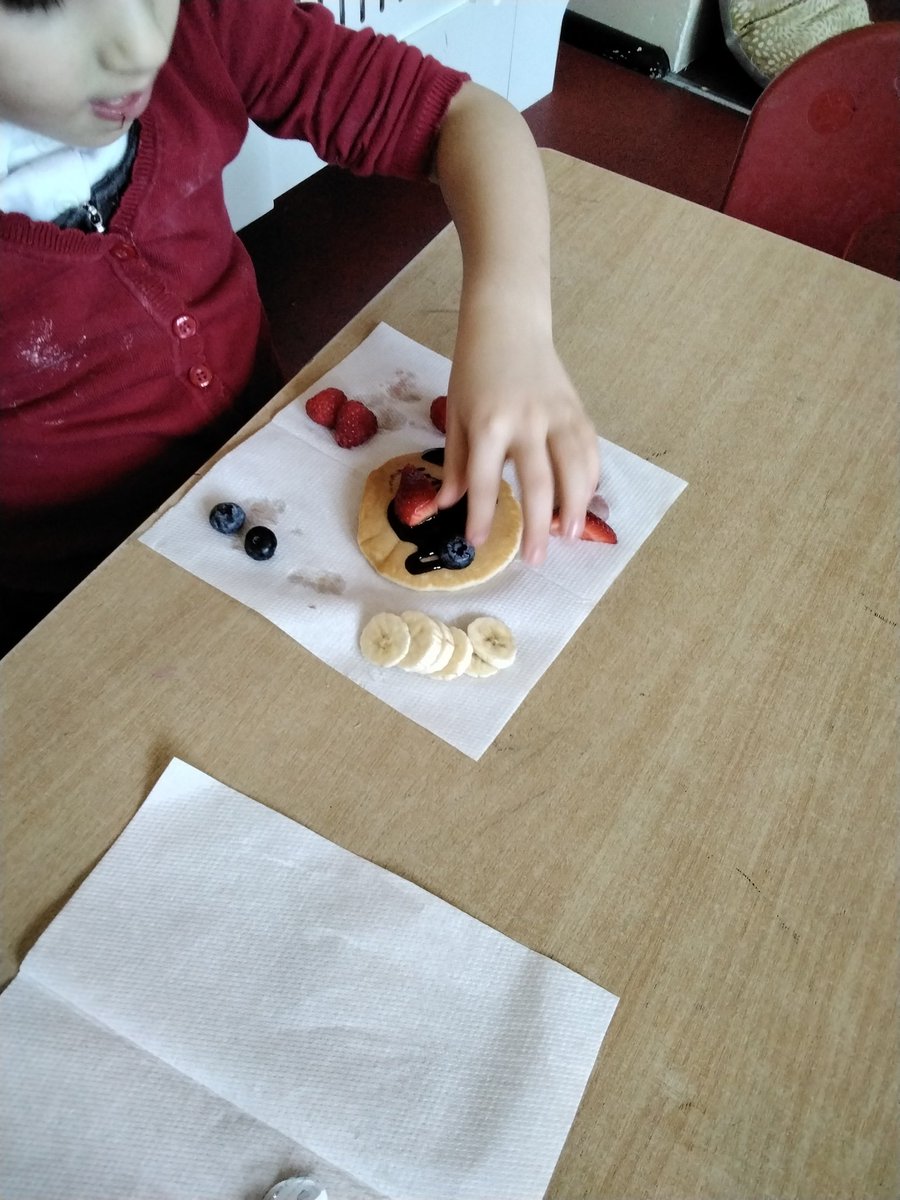 LeighPrimary's tweet photo. The children in the Nest had an amazing time decorating their own pancakes using delicious fruits and chocolate sauce.
#article28 #PancakeDay2025 #Startwell #fay5aday #eatinghealthy #deliciousfruits https://t.co/HgwELEAsvi